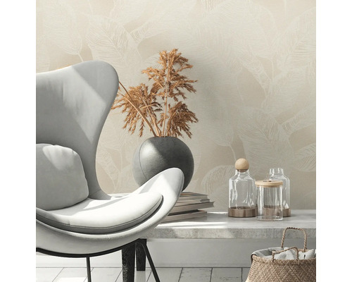 Wohnzimmer mit Sessel, Dekoration und Tapete mit Blättermotiv