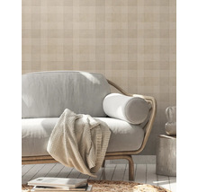 Wohnzimmer mit gemusterter Tapete, Sofa und dekorativen Elementen für eine wohnliche Atmosphäre.
