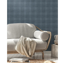 Wohnzimmer mit Sofa, Decke und Wandtapete mit grafischem Muster