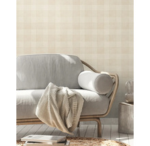 Wohnszene mit gemusterter Tapete, Sofa und Dekoration