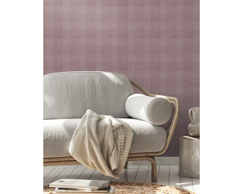 Wohnzimmer mit Sofa, Dekoration und gemusterter Tapete