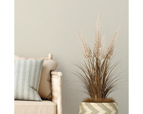 Dekorative Szene mit Bank, Kissen und Ziergras im Topf