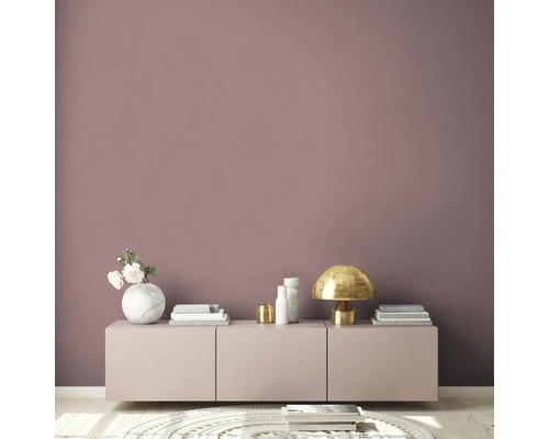 Wohnzimmer mit Kommode, Lampe und Dekoration vor einer Wand