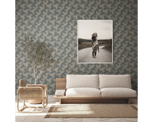 Wohnzimmer mit geometrischer Tapete, Sofa und gerahmtem Bild