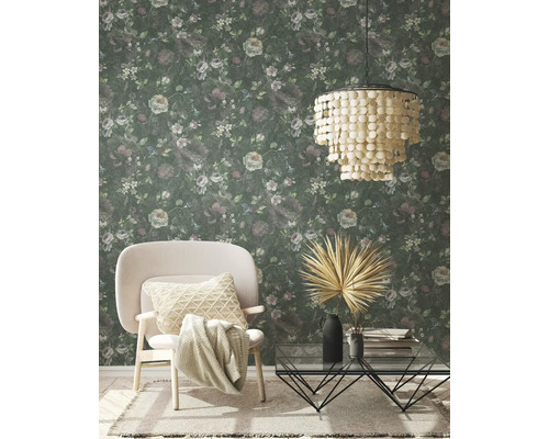 Wohnzimmer mit floraler Tapete, Sessel, Couchtisch und Pendelleuchte