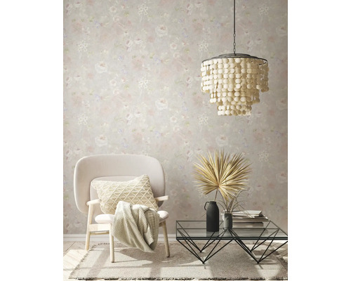 Wohnzimmer mit floraler Tapete, Sessel, Couchtisch und Hängelampe