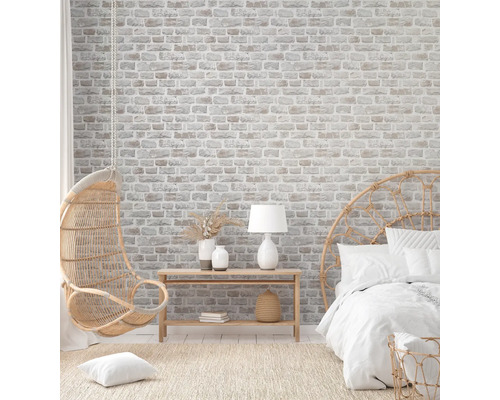 Helles Schlafzimmer mit Ziegelwandtapete, Hängesessel und Rattanbett