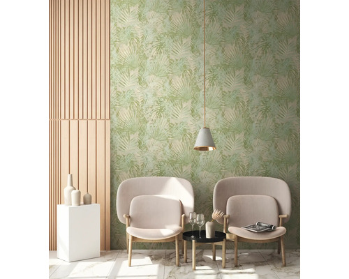 Heller Raum mit Tapete mit Blattmuster, zwei Stühlen, einem kleinen Tisch und einer Hängelampe