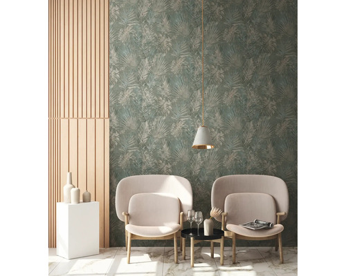 Wohnzimmer mit floraler Tapete, zwei Sesseln, Beistelltisch und Pendelleuchte