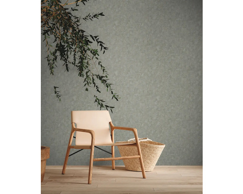 Wohnraum mit gemusterter Tapete, Sessel und Korb