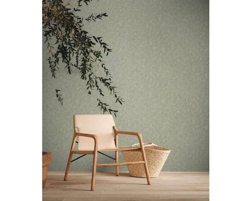 Wohnraum mit gemusterter Tapete, Holzstuhl und Korb