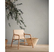 Dekoratives Wohnzimmer mit Sessel und Korb