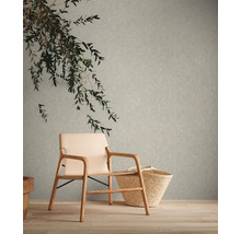 Helles Zimmer mit Stuhl, Korb und gemusterter Wand