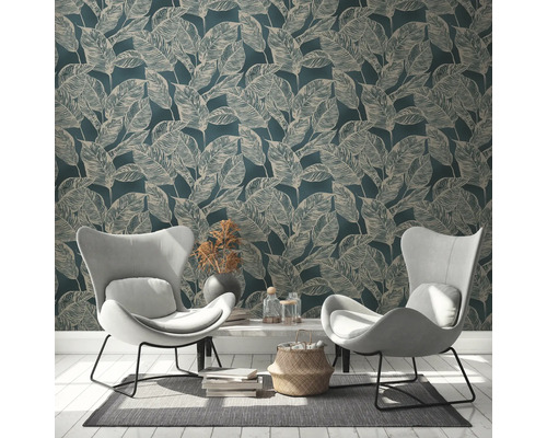 Dekorativer Wohnraum mit Blattmuster-Tapete, Sesseln und Beistelltisch