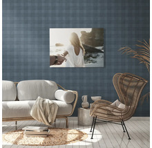 Wohnzimmer mit Sofa, Sessel und Wandbild