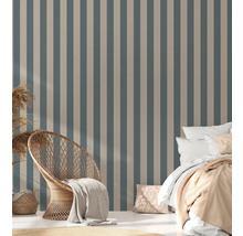 Schlafzimmer mit gestreifter Tapete, Rattansessel und Bett