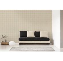 Wohnzimmer mit gemusterter Tapete, Futon, Kissen und Dekorationen