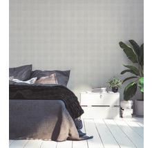 Schlafzimmer mit Bett, Nachttisch und Zimmerpflanzen für eine helle und organisierte Atmosphäre.