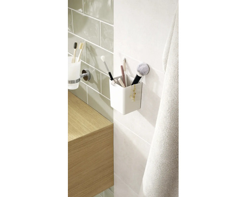 Badezimmerdetail mit Zahnbürstenhalter, Aufbewahrungsbox für Kosmetikartikel und Handtuch
