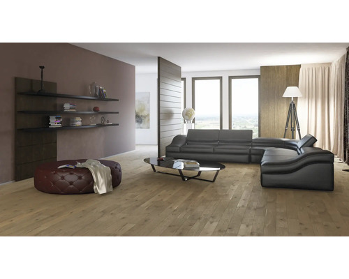 Wohnzimmer mit schwarzer Ledercouch, Couchtisch und Regalen