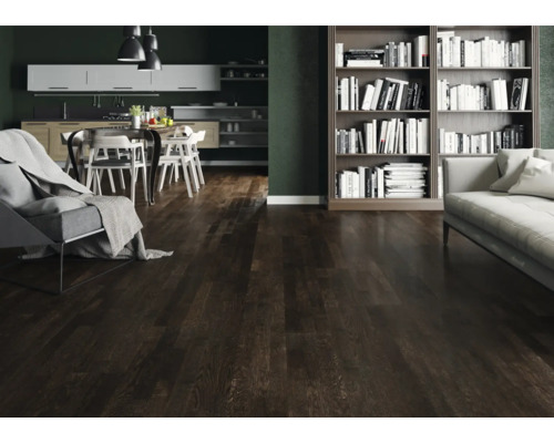 Wohnraum mit dunklem Holzboden, Bücherregal, Sofa und Essbereich