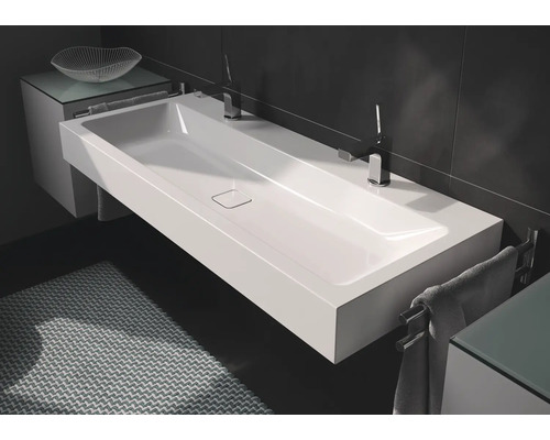 Modernes Badezimmer mit Doppelwaschtisch, Armaturen und Handtüchern