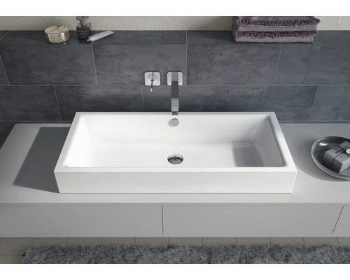 Modernes Badezimmer mit rechteckigem Aufsatzwaschbecken und Armatur