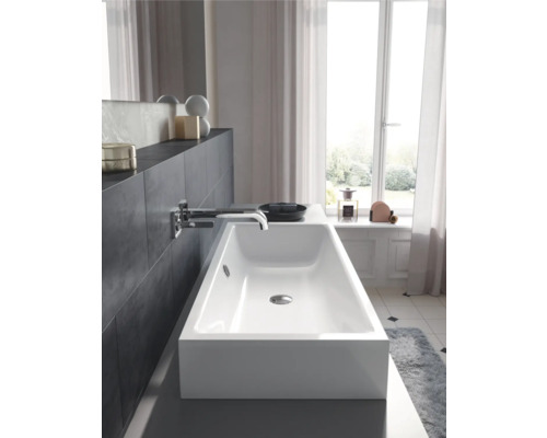 Modernes Badezimmer mit rechteckigem Aufsatzwaschbecken und Armatur