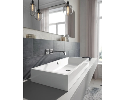 Modernes Badezimmer mit Aufsatzwaschbecken, Armatur und Beleuchtung