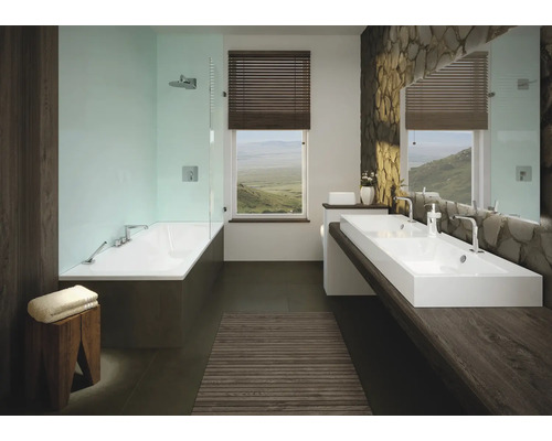 Badezimmer mit Badewanne, zwei Waschbecken und Steinwand