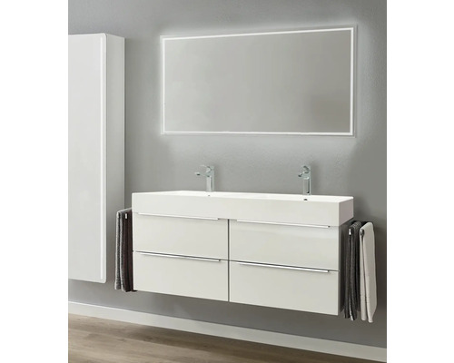 Modernes Badezimmer mit Doppelwaschtisch, beleuchtetem Spiegel und Handtüchern