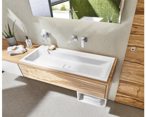 Badezimmer mit modernem Waschtisch, Spiegel und Holzelementen