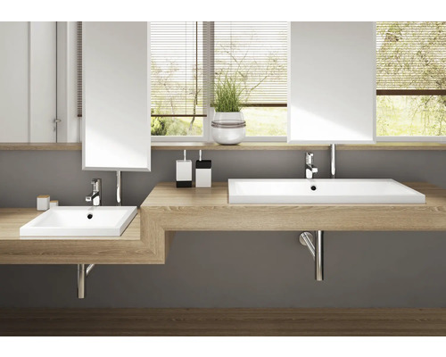 Modernes Badezimmer mit zwei Waschbecken, Spiegeln und Holzablagen