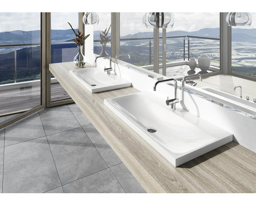 Badezimmer mit Aufsatzwaschbecken auf Holzablage und Ausblick