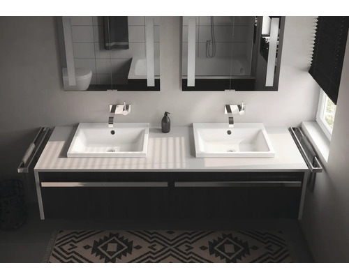Badezimmer mit zwei Waschbecken, Spiegeln und Unterschrank