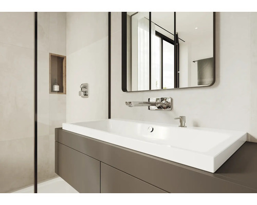 Modernes Badezimmer mit Waschbecken, Spiegel und Armaturen