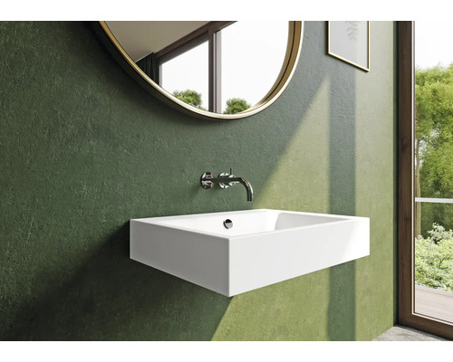Modernes Badezimmer mit Waschbecken, Armatur und rundem Spiegel