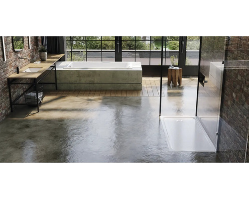 Badezimmer mit Waschtisch, Badewanne und Duschwanne in hellem Design