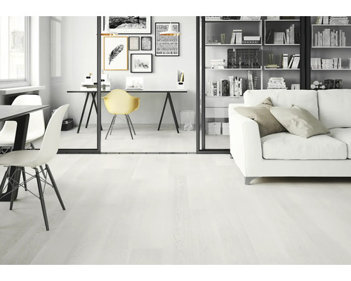 Heller Wohnraum mit Holzboden, Sofa, Bücherregal und Schreibtisch