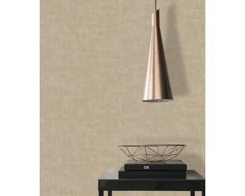 Szene mit Tapete, Lampe und Dekoschale auf einem Tisch