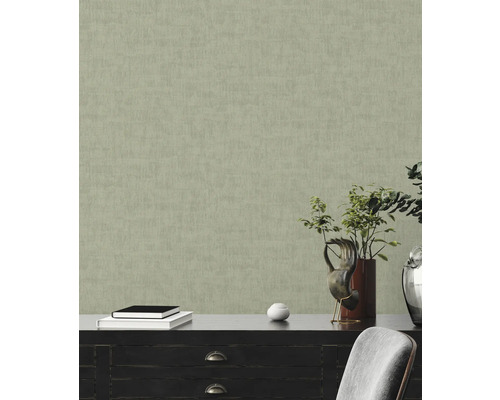 Tapete mit Textur an einer Wand über einem schwarzen Schrank