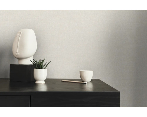 Nahaufnahme einer strukturierten Tapete mit dekorativen Elementen auf einer Kommode