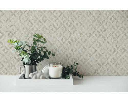 Dekorative Tapete mit geometrischem Muster im Interieur mit Kerze und Pflanze.