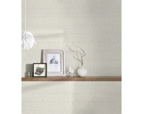 Szene mit gemusterter Tapete, Regal und dekorativen Objekten