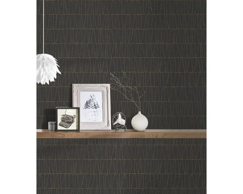 Dekoratives Wohnzimmer mit gemusterter Tapete, Regal, Bildern und Lampe.