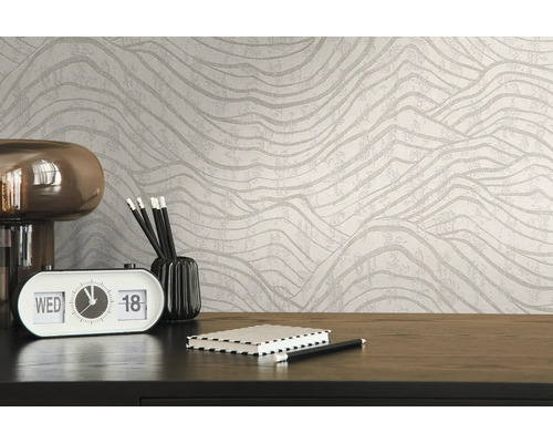 Dekorative Tapete mit Wellenmuster an einer Bürowand.