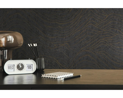 Dekorative Tapete mit Wellenmuster in einem Arbeitszimmer