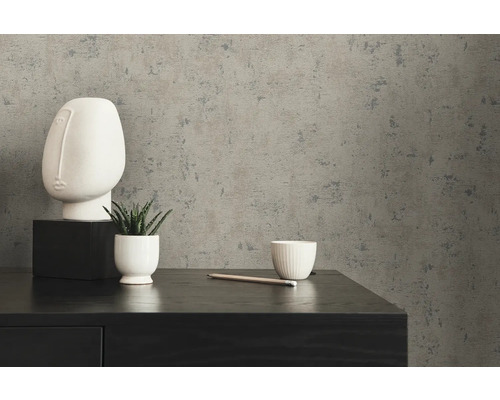 Nahaufnahme einer grauen Betonoptik-Tapete im Interieur mit Dekoration