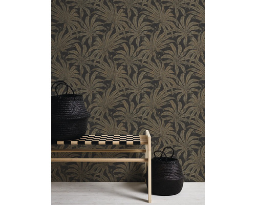 Szene mit floral gemusterter Tapete, Bank und zwei Körben