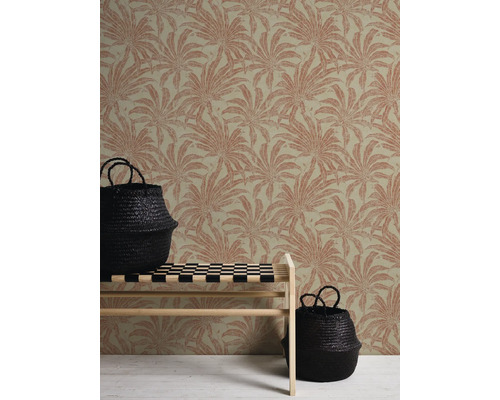 Zimmer mit gemusterter Tapete, Bank und Körben.